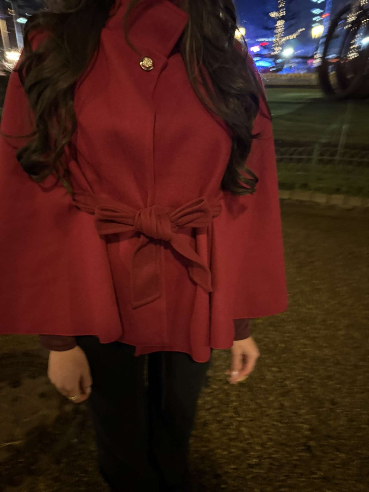 Jacket High Neck Poncho i vinrød, nærbilde av knytebelte og krage