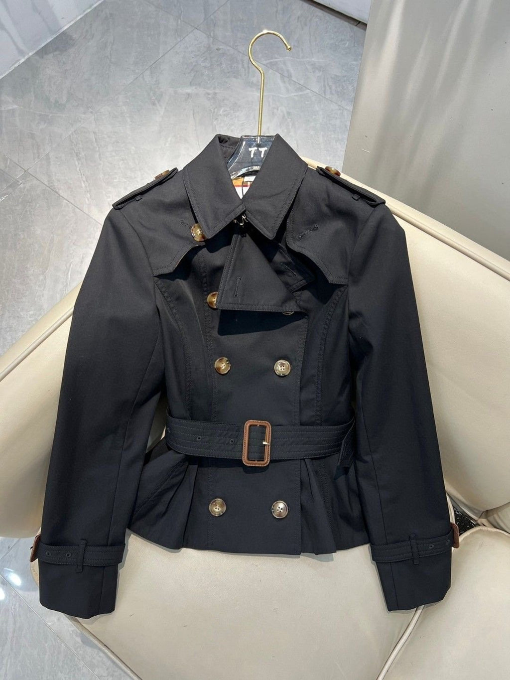 Short Belted Trench Coat i svart på kleshenger